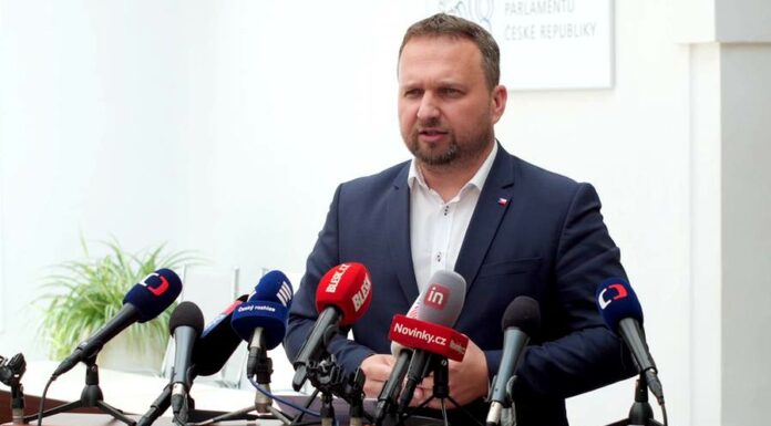 Vláda přidá vybraným státním zaměstnancům 10 % na platech zamestnancum