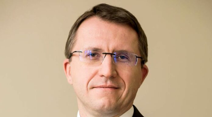 Deset miliard dluhu Česko ročně vyjde na 500 až 600 milionů dluhu