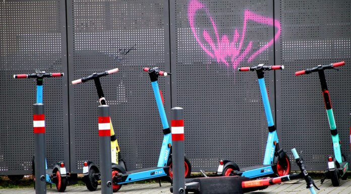 Belgie brzdí e-koloběžky kvůli zraněním a obtěžování e-kolobezky