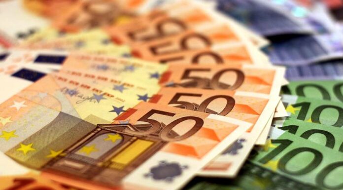 Evropská centrální banka zvedla úroky. Euro oslabilo ECB