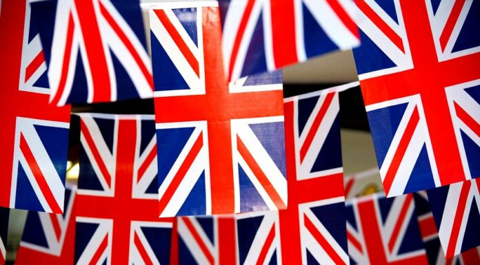 Britové kvůli drahotě hledají druhou práci. A co Češi? praci