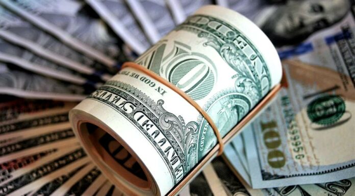 Dolar včera zlomil 20letý rekord. Euro dál oslabovalo dolar