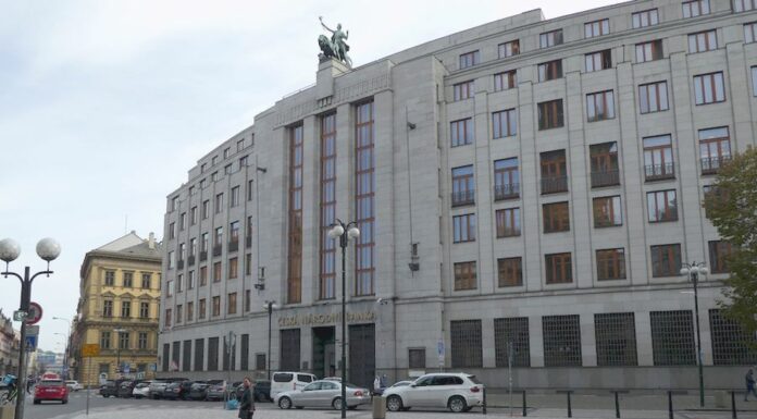 ČNB dál dává miliardy korun do udržení kurzu koruny koruny