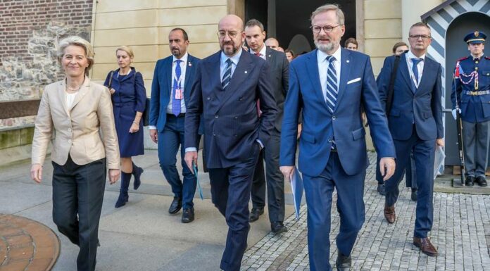 EU vyškolí ukrajinské vojáky a hledá peníze na válku EU