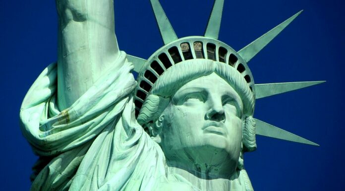 Politico: Nenadávej na Ameriku, když sám máš křivá ústa Ameriku