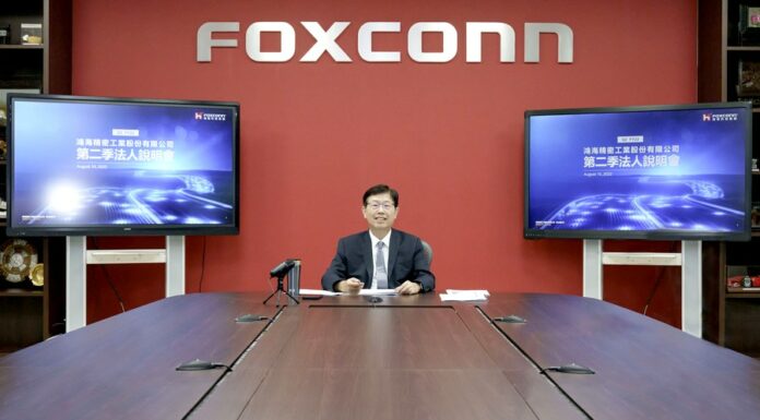Čína na týden zavřela fabriku na iPhone Cina