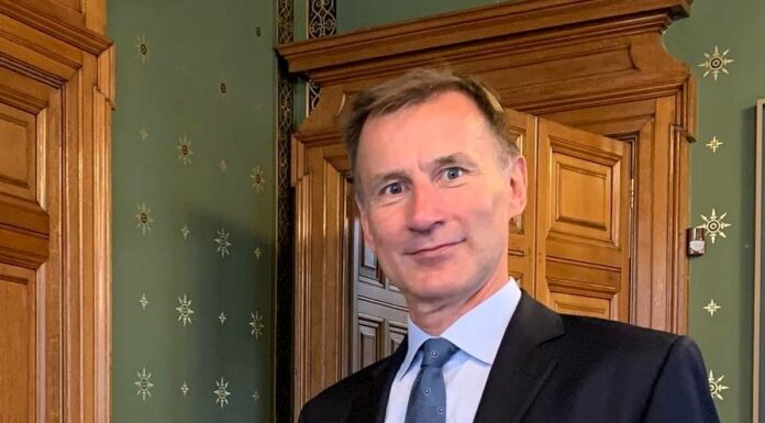 Zvýšíme daně a snížíme výdaje, říká britský ministr Hunt britsky_ministr