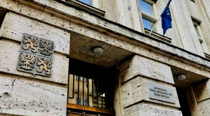 Od ledna 2023 stát znovu přidá lidem na bydlení i na děti dávky