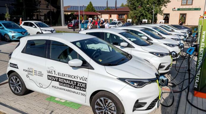 ČEZ a ČEPS testují fotovoltaické dobíječky doplněné o baterii baterii
